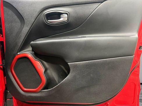 Used 2017 Jeep Renegade Trailhawk w/ Premium Trailhawk Package AWD/4WD image 12