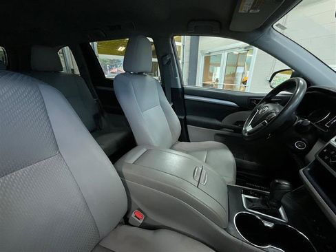 Used 2019 Toyota Highlander LE AWD/4WD image 28