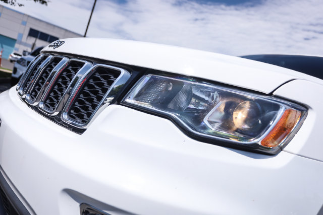 Used 2020 Jeep Grand Cherokee Laredo AWD/4WD image 14