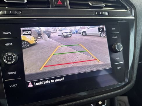 Used 2021 Volkswagen Tiguan SE w/ Panoramic Sunroof Package image 30