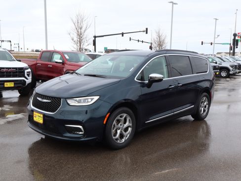 Used 2023 Chrysler Pacifica Limited w/ Trailer Tow Group image 3