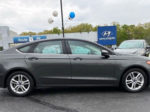 Used 2018 Ford Fusion SE w/ Fusion SE Technology Package FWD image 8