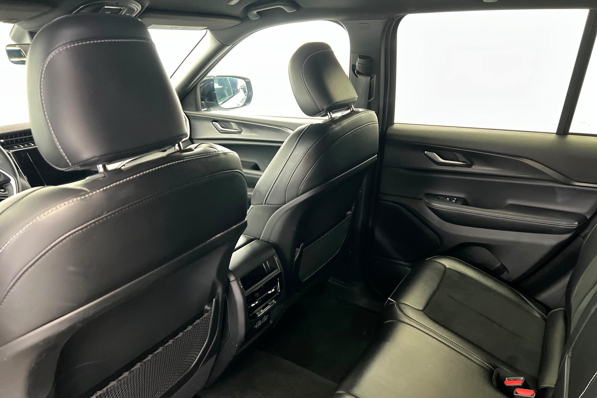 Used 2025 Jeep Grand Cherokee Altitude AWD/4WD image 20