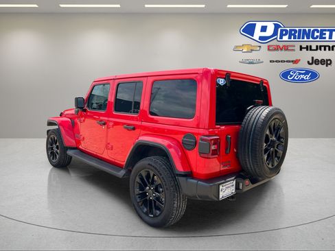 Used 2025 Jeep Wrangler Unlimited Sahara AWD/4WD image 5