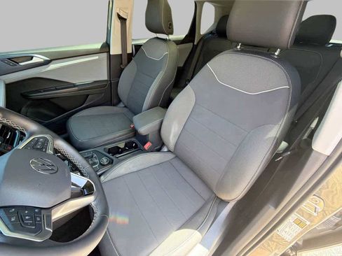 Used 2024 Volkswagen Taos SE w/ Panoramic Sunroof Package AWD/4WD image 17