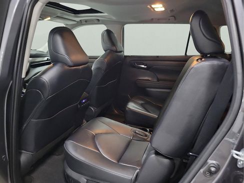 Used 2023 Toyota Highlander XLE FWD image 8