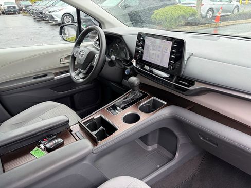 Used 2021 Toyota Sienna LE image 39