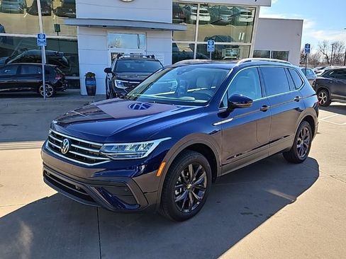 Used 2024 Volkswagen Tiguan SE w/ Panoramic Sunroof Package image 1