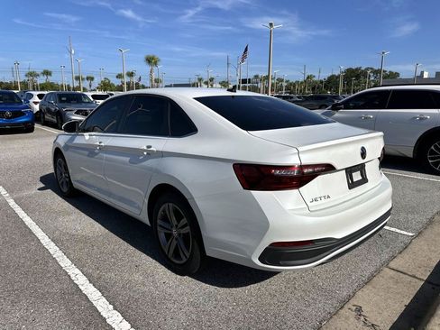 Used 2022 Volkswagen Jetta SE FWD image 3