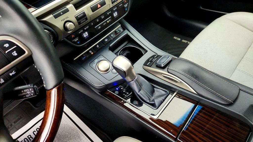 Used 2016 Lexus ES 350 w/ Luxury Package w/Wood Trim FWD image 17