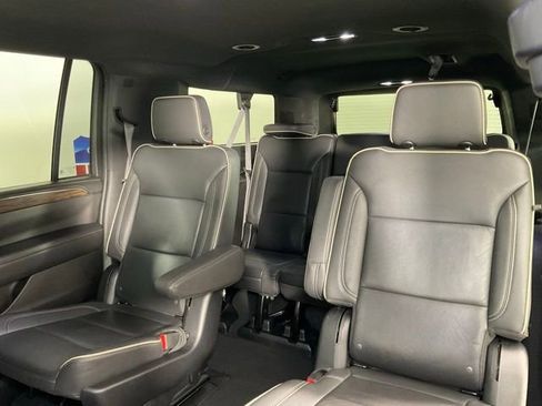 Used 2023 Chevrolet Suburban Premier image 16