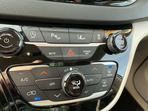 Used 2024 Chrysler Pacifica Touring-L FWD image 20