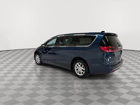 Used 2024 Chrysler Pacifica Touring-L image 7