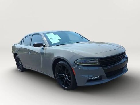 Used 2017 Dodge Charger SXT w/ Blacktop Package RWD image 3