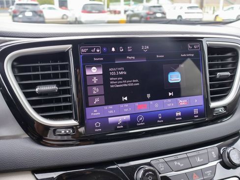 Used 2023 Chrysler Pacifica Touring-L FWD image 3