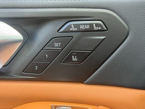 Used 2022 BMW X7 xDrive40i w/ M Sport Package AWD/4WD image 17