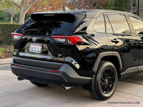 Used 2022 Toyota RAV4 LE image 11