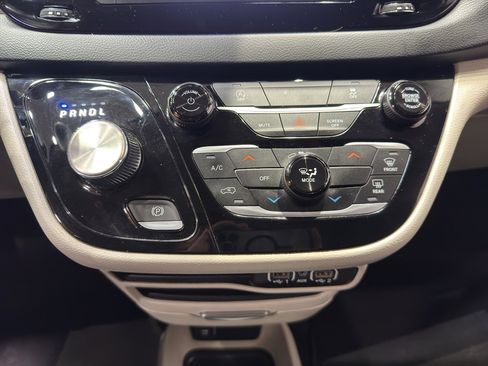 Used 2023 Chrysler Voyager LX image 32