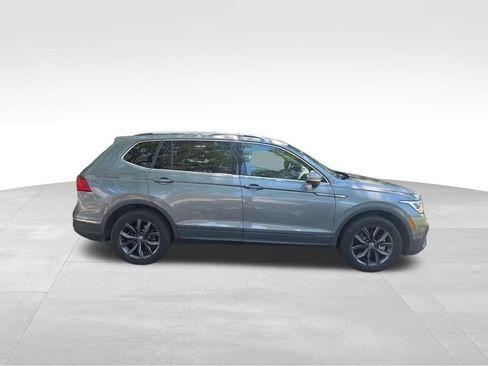 Used 2023 Volkswagen Tiguan SE w/ Panoramic Sunroof Package FWD image 6
