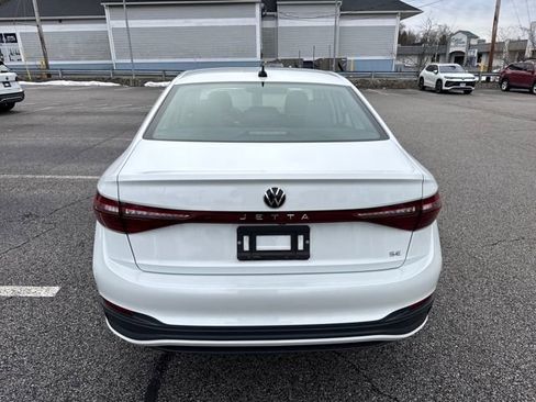 Certified 2025 Volkswagen Jetta SE w/ Sunroof Package image 8