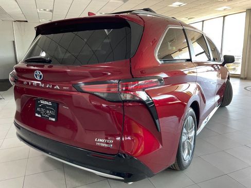Used 2021 Toyota Sienna Limited image 9