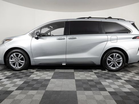 Used 2022 Toyota Sienna XSE image 3
