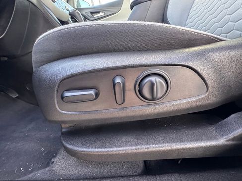 Used 2021 Chevrolet Equinox LS image 12