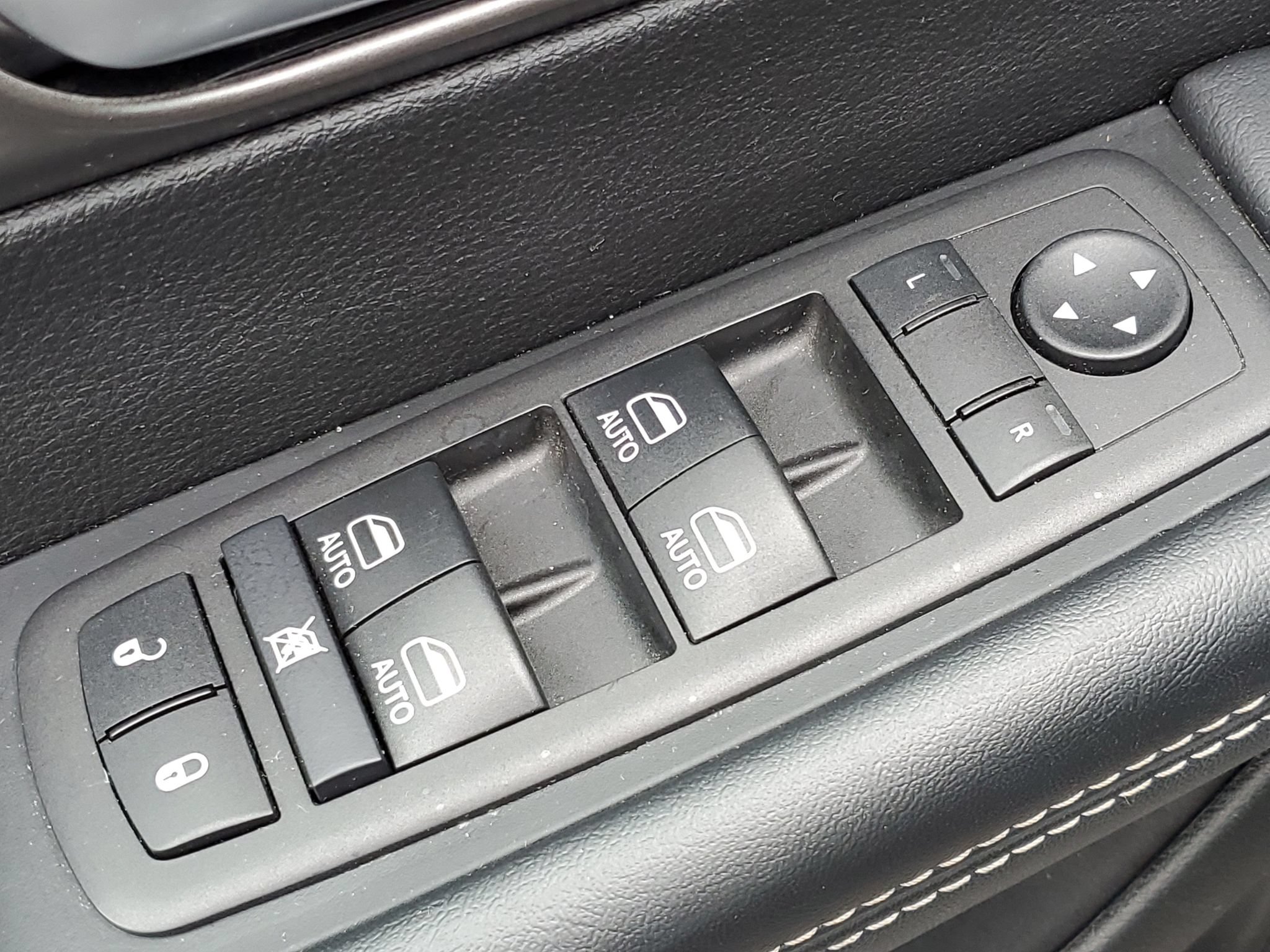 Used 2025 Chrysler Pacifica Select FWD image 26