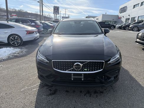 Used 2025 Volvo V60 B5 Cross Country Plus image 2