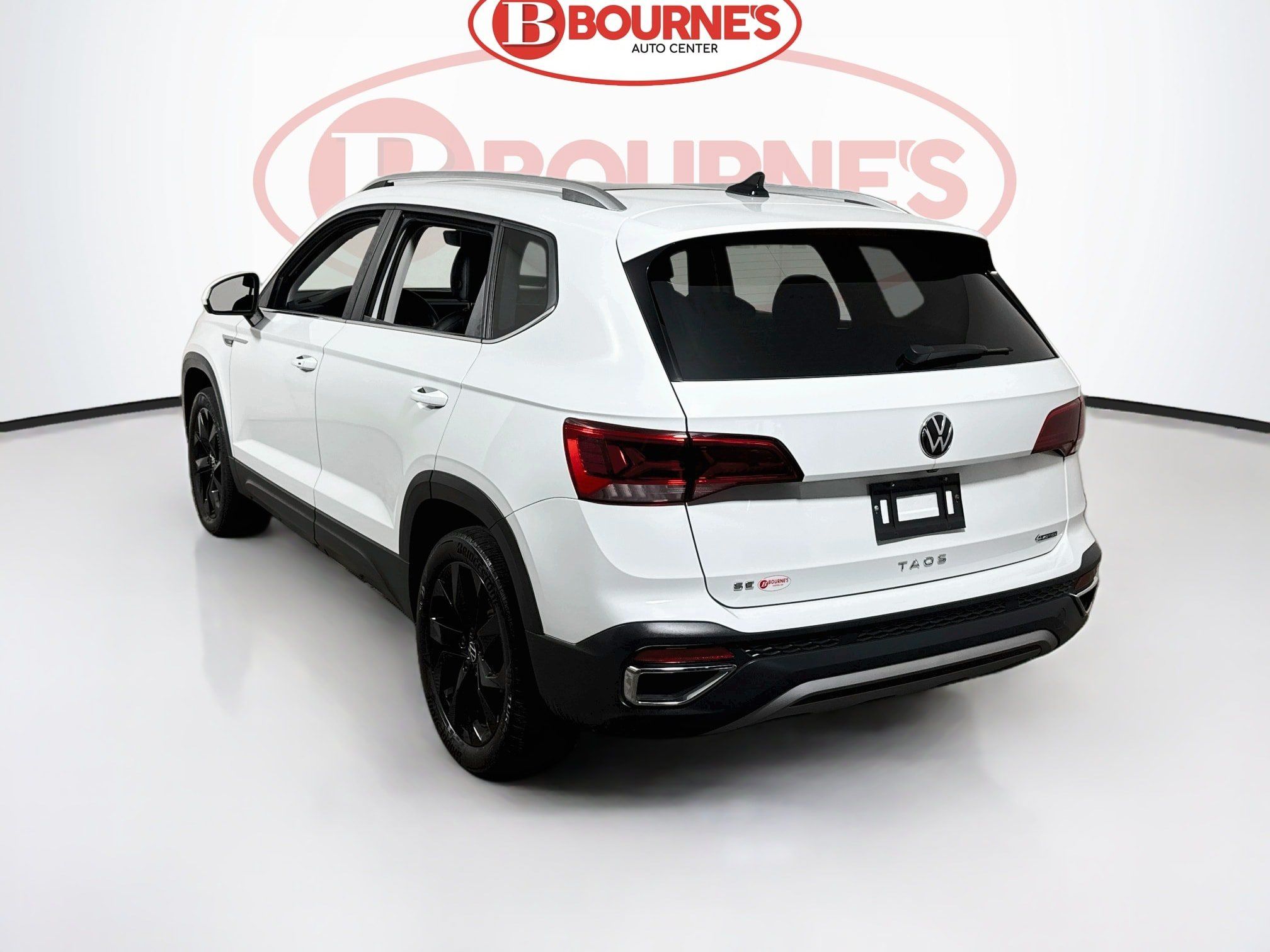 Used 2023 Volkswagen Taos SE w/ Panoramic Sunroof Package AWD/4WD image 9