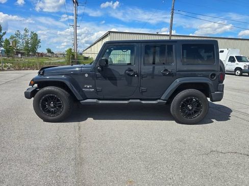 Used 2018 Jeep Wrangler Unlimited Sahara AWD/4WD image 6