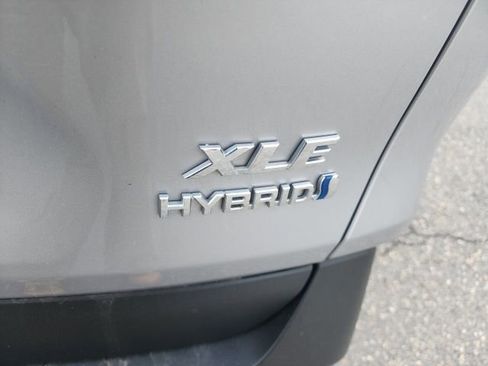 Used 2022 Toyota RAV4 XLE Premium image 8