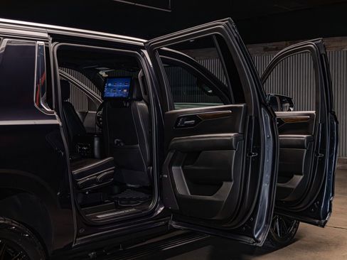 Used 2025 Chevrolet Suburban High Country AWD/4WD image 31