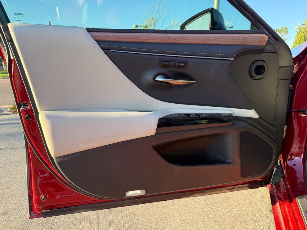 Used 2025 Lexus ES 300h w/ Premium Package FWD image 11