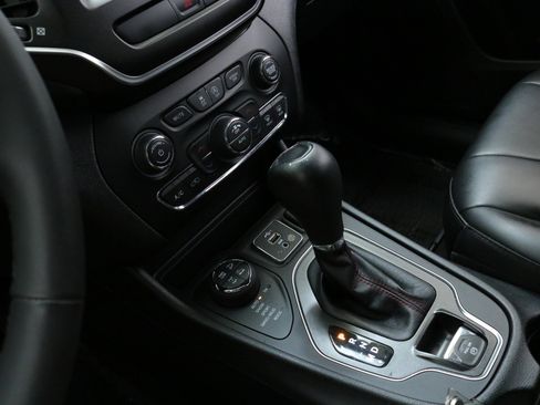 Used 2022 Jeep Cherokee Trailhawk image 19