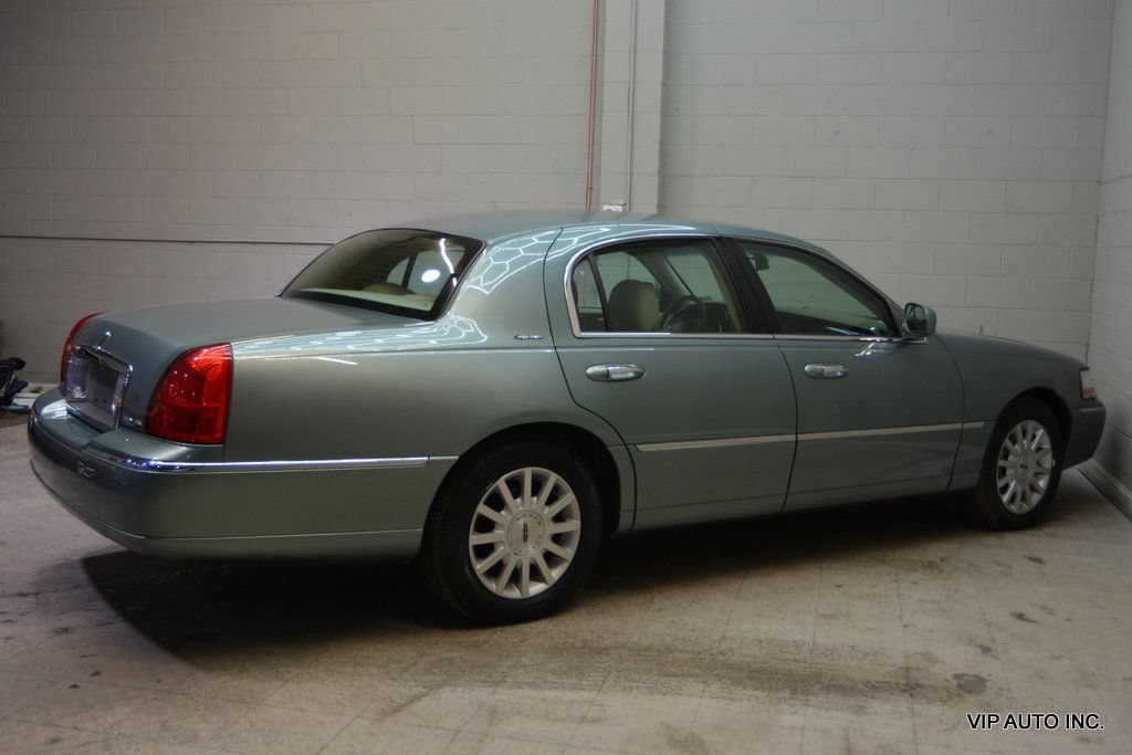 Used 2006 Lincoln Town Car Signature RWD image 32