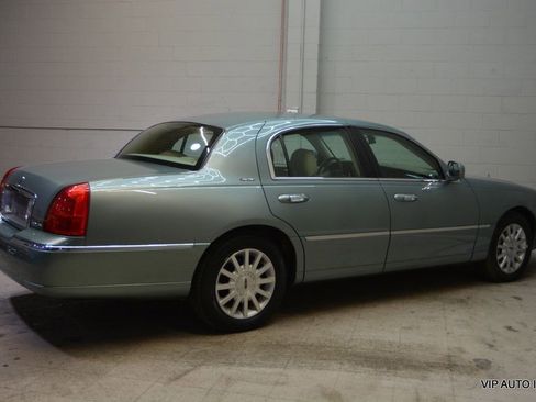 Used 2006 Lincoln Town Car Signature image 32