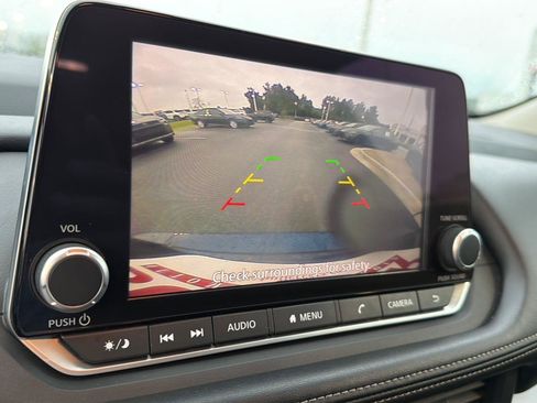 Used 2024 Nissan Rogue SV FWD image 25