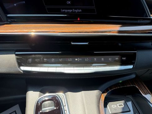 Used 2024 Cadillac Escalade ESV Premium Luxury AWD/4WD image 24