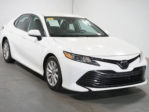 Used 2019 Toyota Camry LE image 3
