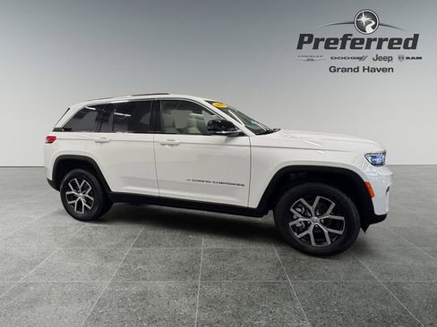 Used 2023 Jeep Grand Cherokee Limited w/ Trailer Tow Prep Group (B) AWD/4WD image 8