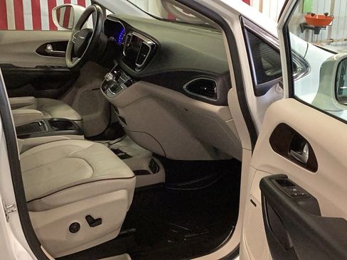 Used 2017 Chrysler Pacifica Limited image 20