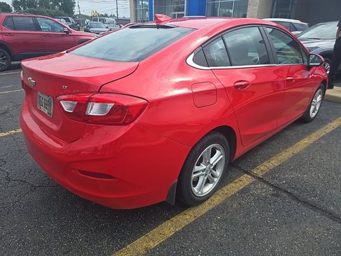 Used 2017 Chevrolet Cruze LT w/ Convenience Package FWD image 4