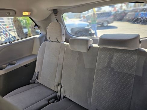 Used 2018 Toyota Sienna LE w/ Carpet Mat Package FWD image 21