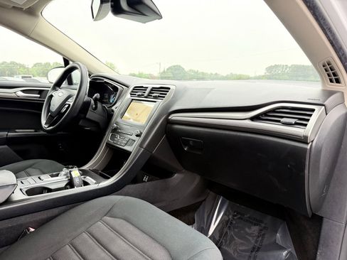 Used 2019 Ford Fusion SE FWD image 19