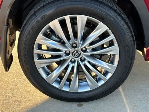 Used 2023 Toyota Highlander Platinum image 9