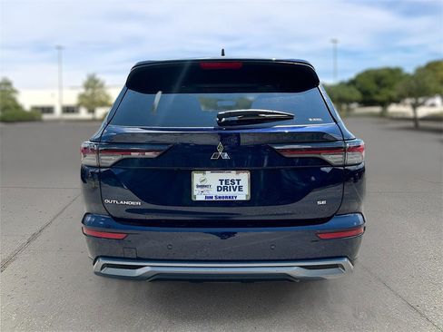 New 2025 Mitsubishi Outlander SE image 6