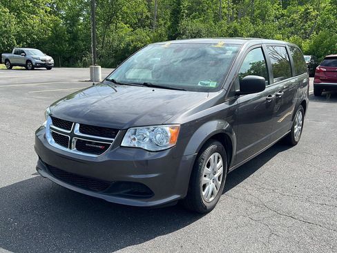 Used 2019 Dodge Grand Caravan SE FWD image 2