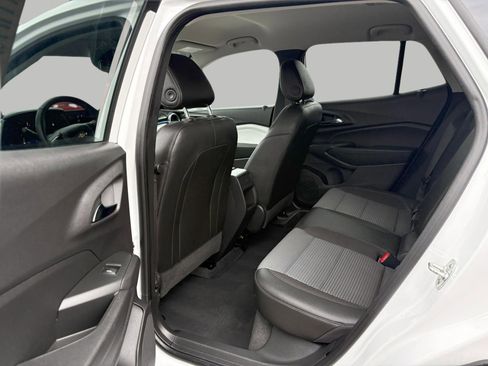 Used 2025 Chevrolet Trax LT w/ LT Convenience Package image 20