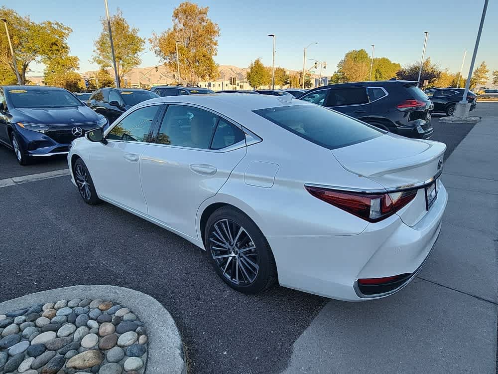Used 2025 Lexus ES 300h w/ Premium Package FWD image 4